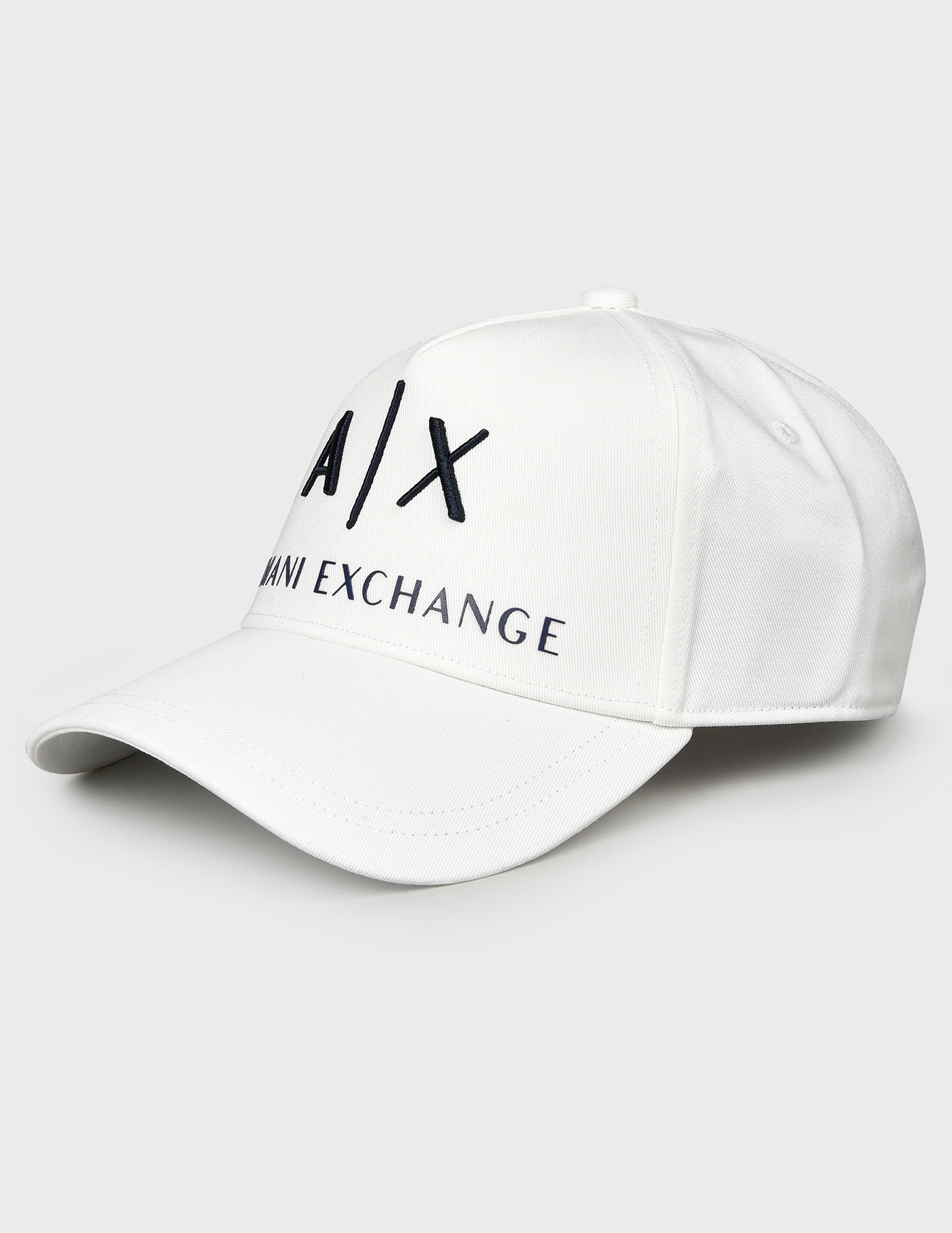 Armani exchange бейсболка. Армани эксчендж кепка. Бейсболка Armani Exchange мужская. Армани эксчендж - белый костюм крестьянина.