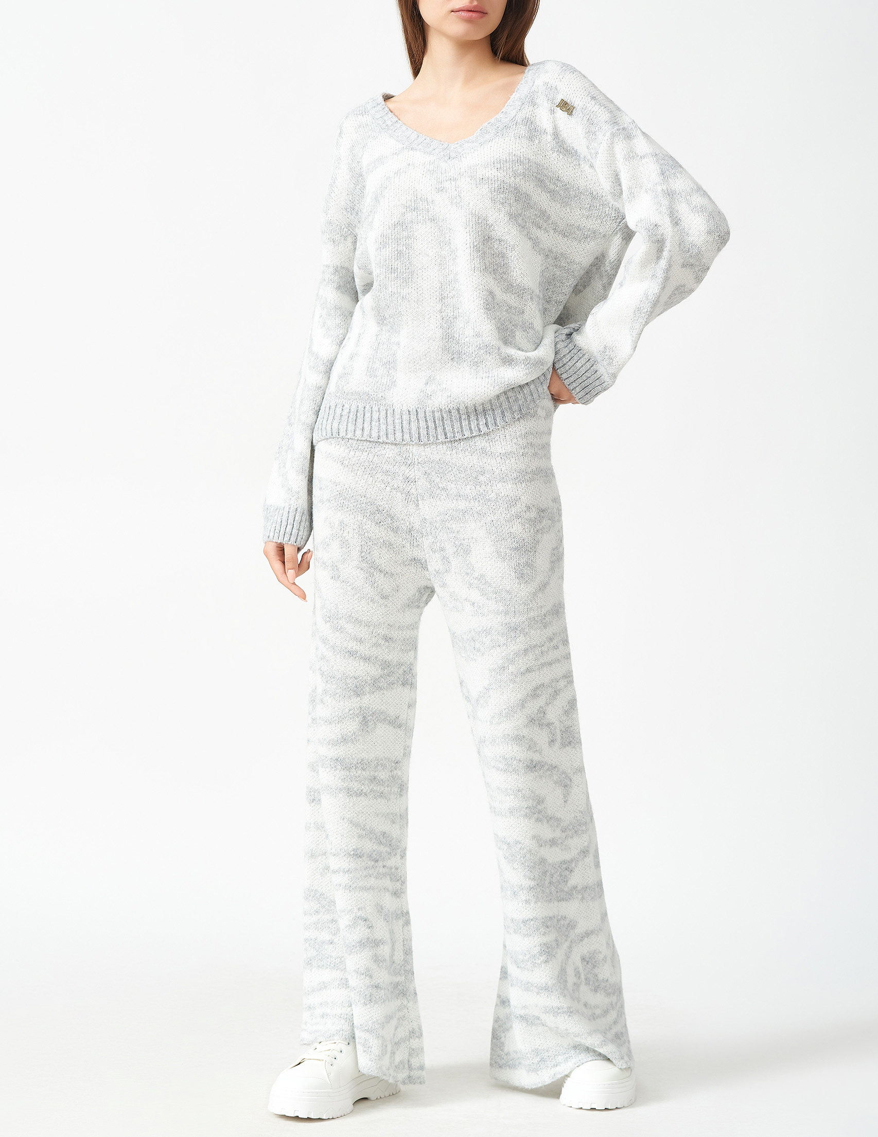 

Костюм, Серый