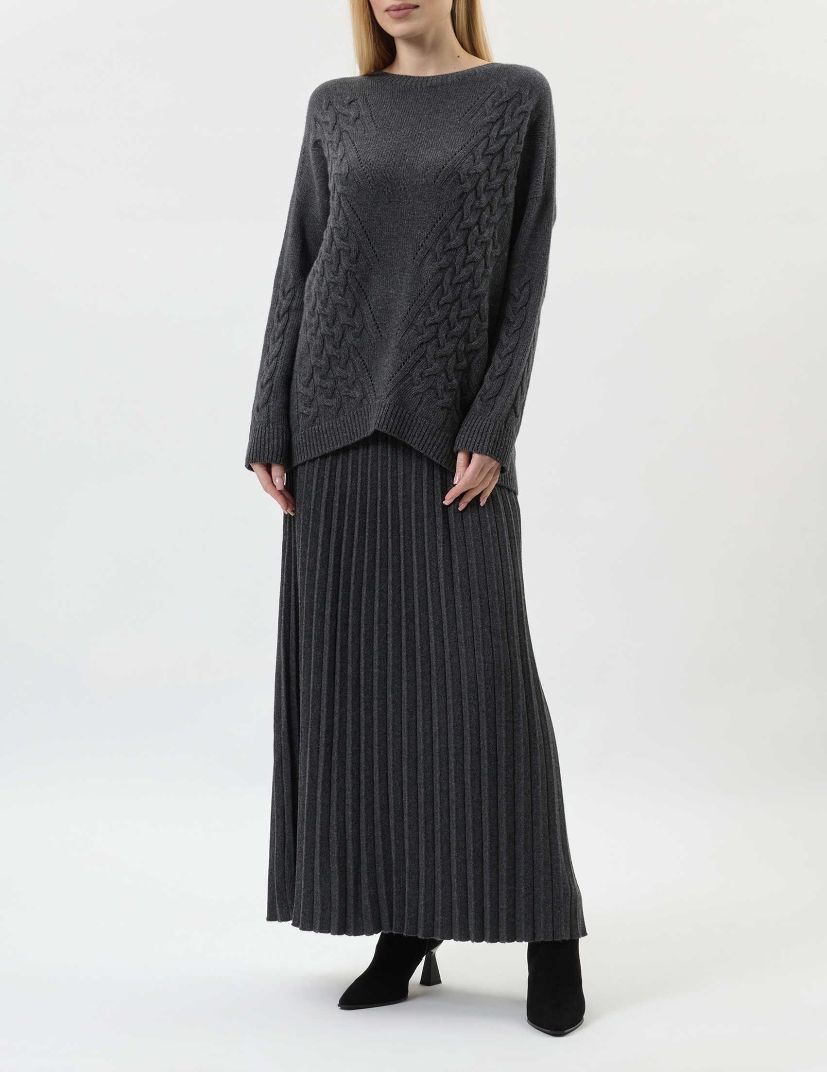 

Костюм, Серый