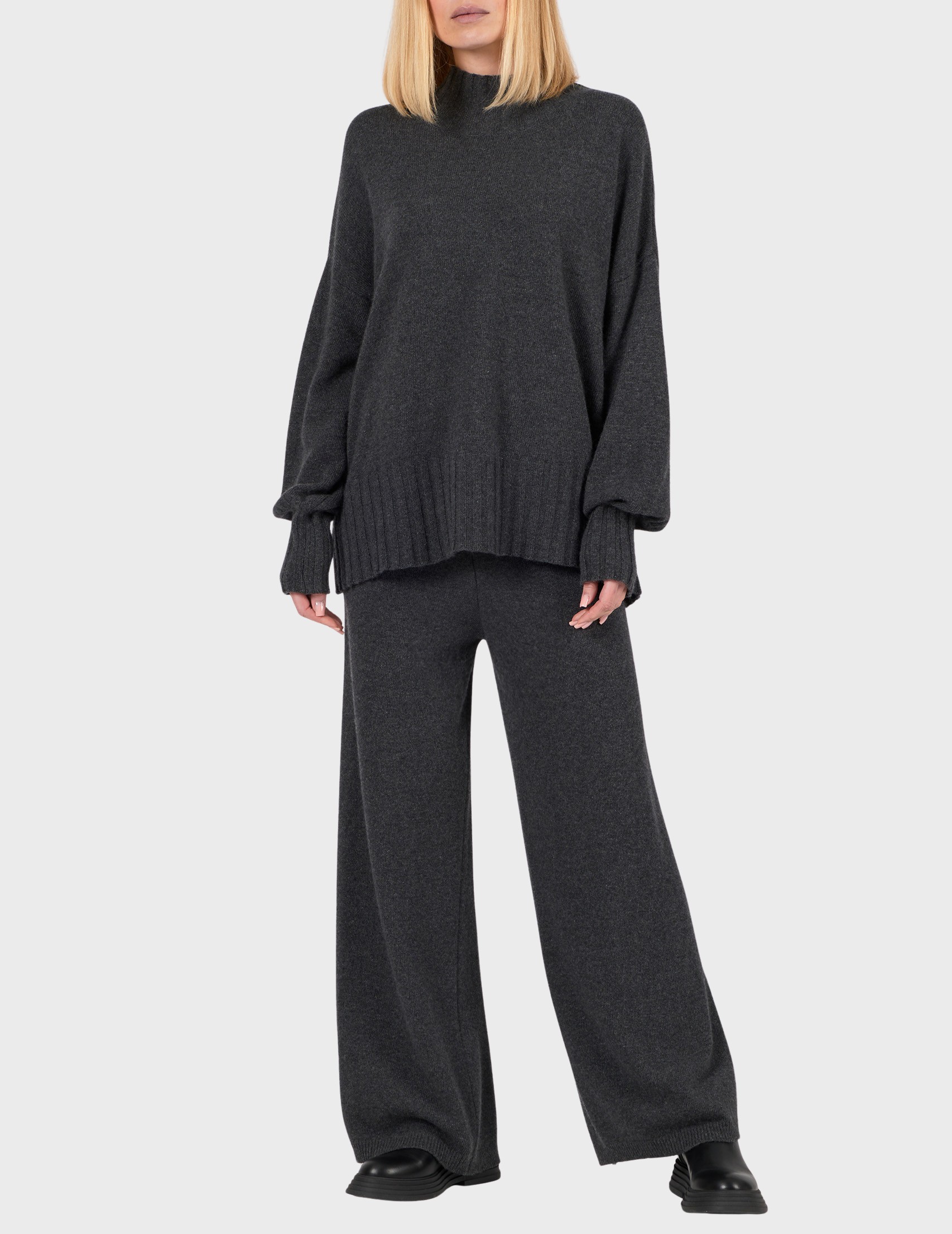 

Костюм, Серый