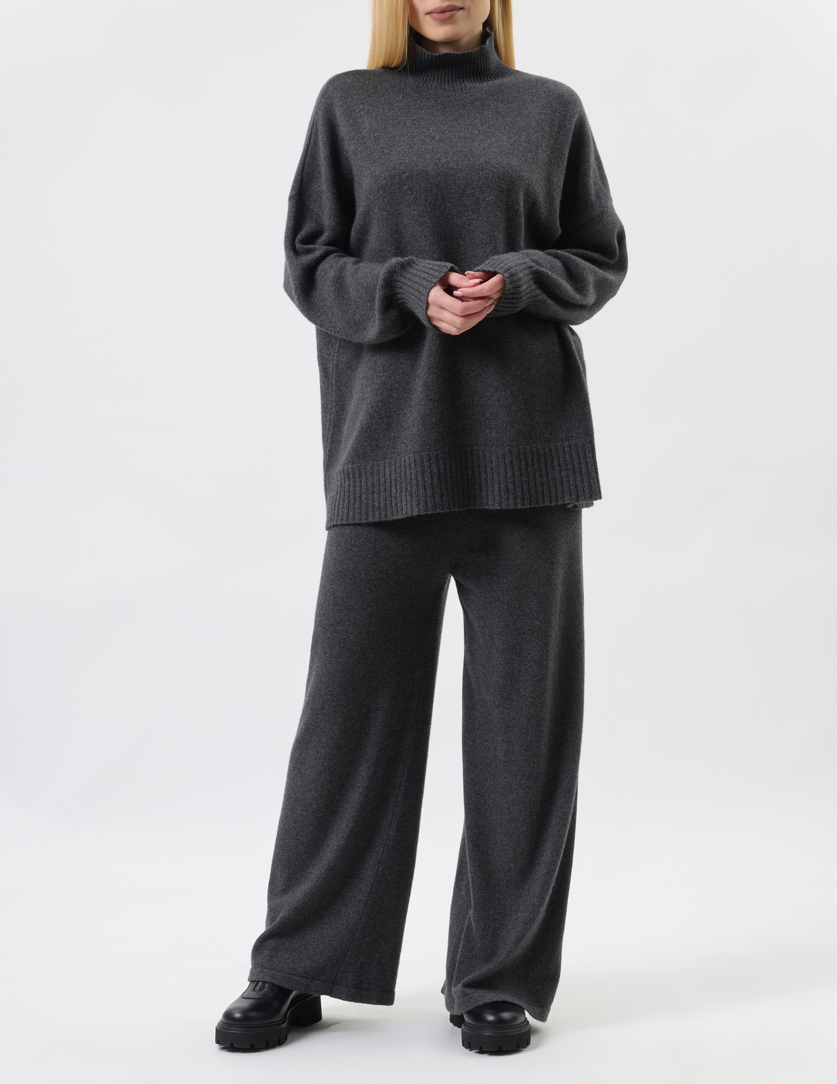 

Костюм, Серый