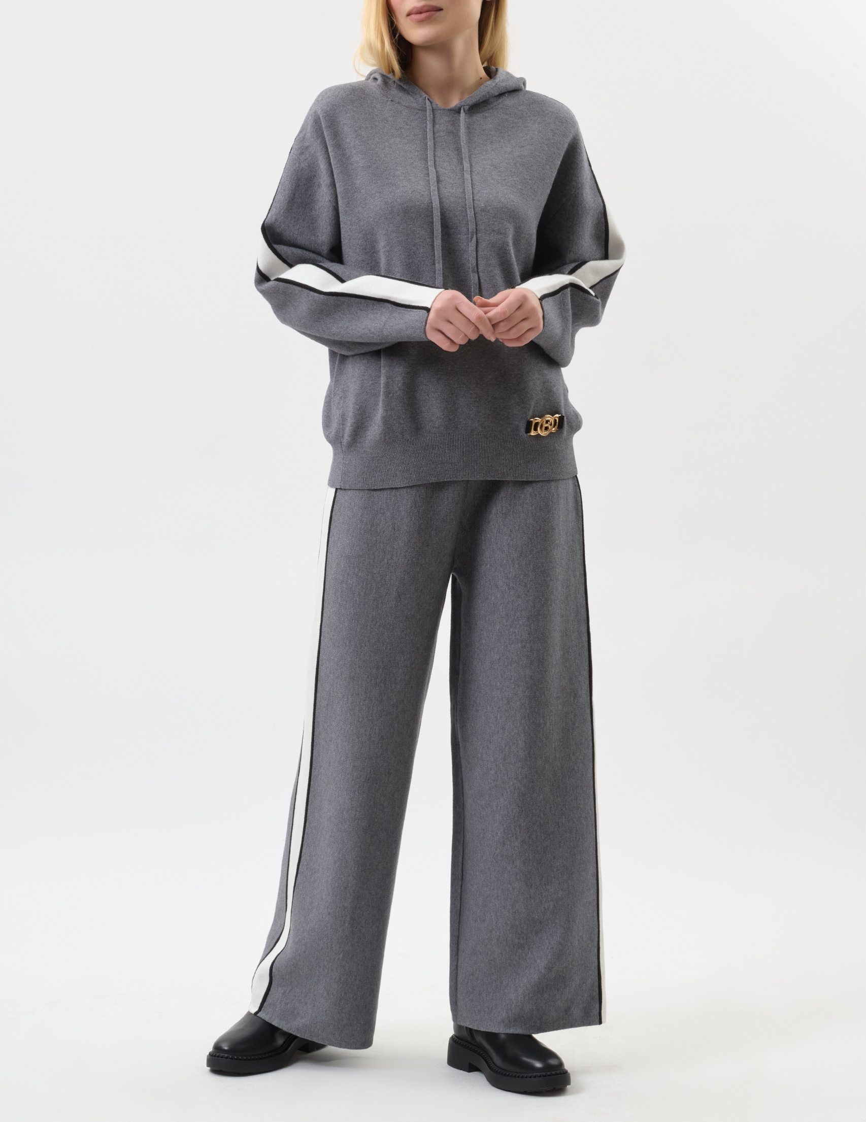 

Костюм, Серый